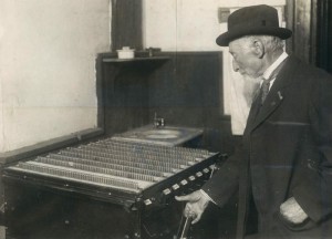 800px-Voting_machine_Denver_Colorado_1912 Shoot Up readers make use of the complex voting mechanism